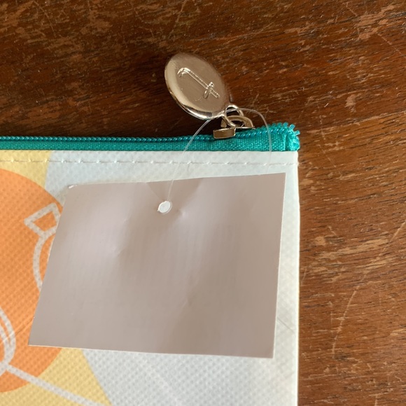NWT Thrive Cosmetics Zipper Bag *2 for $5* - Picture 4 of 5
